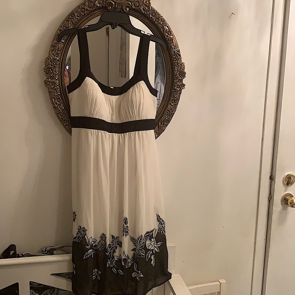 S.L SIZE 12 GORGEOUS BLACK & WHITE EMBROIDERY DRESS